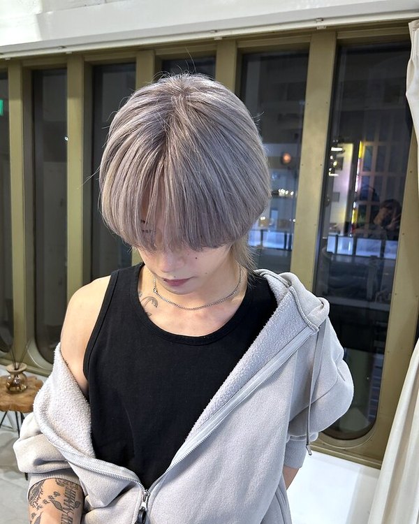 F-CODE 難波の施術例。メンズハイトーン シルバーベージュ（担当 KISUKE）